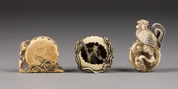 Auktion 148<br>DREI GESCHNITZTE NETSUKE VON TROMMELN AUS ELFENBEIN