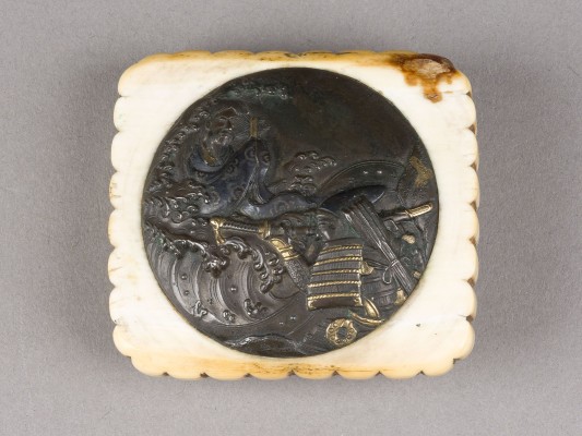 Picture EIN GESCHNITZTES RECHTECKIGES KAGAMIBUTA-NETSUKE AUS ELFENBEIN