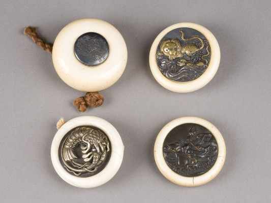 Auktion 148<br>VIER KAGAMIBUTA-NETSUKE AUS ELFENBEIN