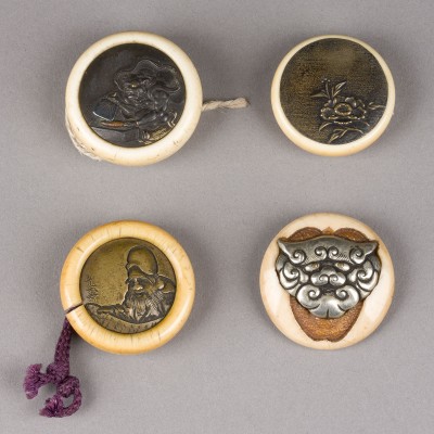Bild DREI KAGAMIBUTA NETSUKE UND EIN MANJU-NETSUKE AUS ELFENBEIN