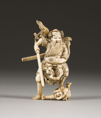 Auktion 148<br>EIN FEINES GESCHNITZTES OKIMONO VON SHOKI UND ONI AUS ELFENBEIN
