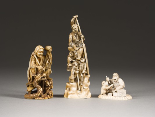 Auction 148<br>DREI FEINE GESCHNITZTE OKIMONO UND NETSUKE AUS ELFENBEIN UND WALROSSZAHN