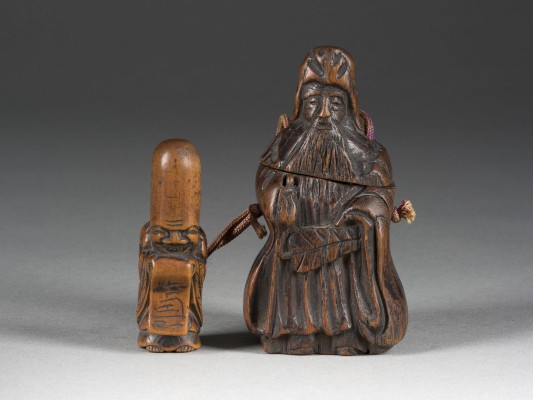 Bild EIN GESCHNEIDERTES INRO MIT EINEM NETUKE AUS HOLZ