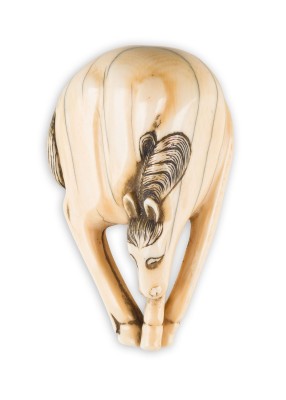 Bild EIN GESCHNITZTES NETSUKE EINES PFERDES AUS ELFENBEIN