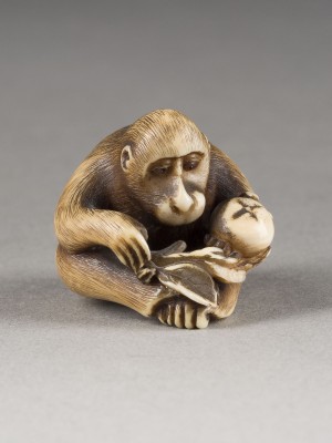 Auction 148<br>EIN FEIN GESCHNITZTES NETSUKE EINES AFFEN AUS ELFENBEIN