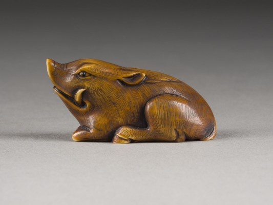 Auktion 148<br>EIN FEINES GESCHNITZTES NETSUKE EINES WILDSCHWEINS AUS WALROSSZAHN