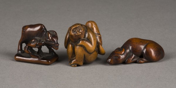 Bild DREI NETSUKE VON TIEREN AUS HOLZ
