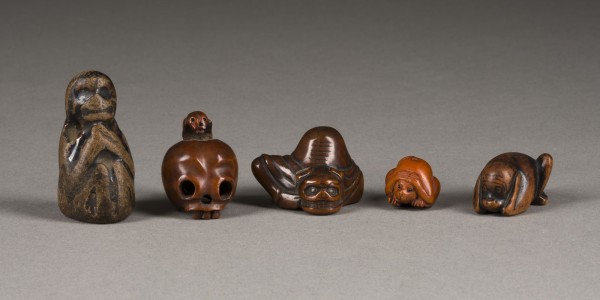 Bild EIN FÜNFTEILIGES KONVOLUT VON NETSUKE UND OKIMONO