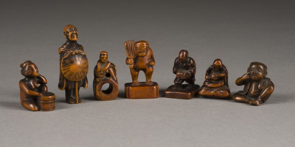 Bild SIEBEN NETSUKE VON MENSCHLICHEN FIGUREN AUS HOLZ