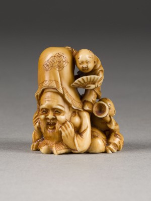 Picture EIN AUS ELFENBEIN GESCHNITZTES NETSUKE EINES FUKURUKUJU MIT ZWEI KARAKO