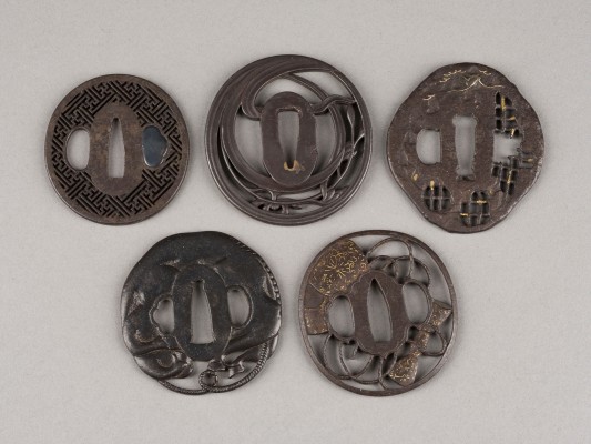 Bild FÜNF SUKASHI-TSUBA (SCHWERTWÄCHTER) AUS EISEN