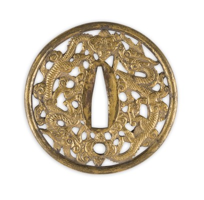 Bild EINE VERGOLDETE SUKASHI-TSUBA AUS KUPFER MIT DRACHEN