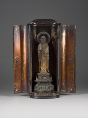 Auktion 148<br>EIN ZUSHI AUS LACKIERTEM HOLZ MIT EINER VERGOLDETEN HOLZFIGUR VON AMIDA NYORAI