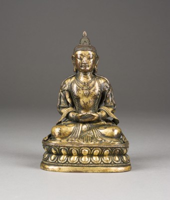 Auction 148<br>EINE SITZENDE FIGUR DES AMITAYUS AUS VERGOLDETER BRONZE