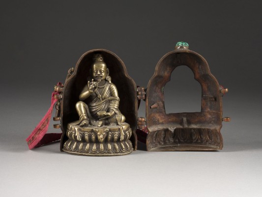 Bild EIN GA'U-KASTEN MIT EINER BRONZEFIGUR VON TSANG NYON HERUKA