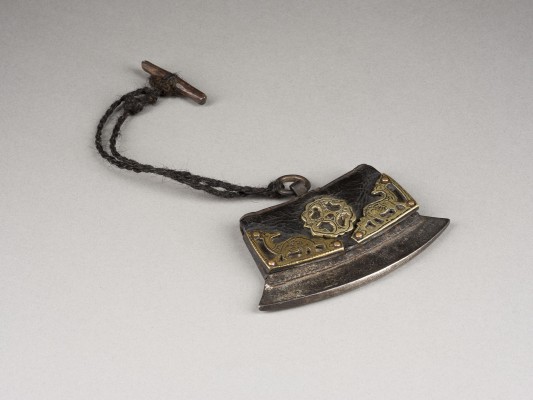 Bild EINE FEUERZEUGTASCHE AUS LEDER MIT METALLBESCHLÄGEN