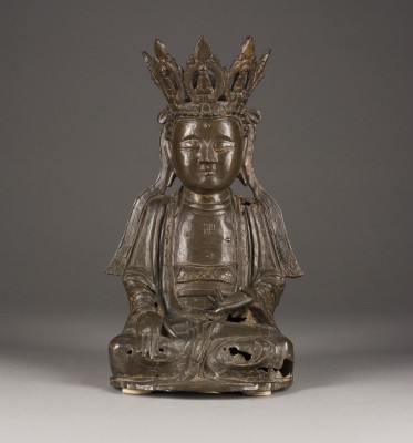 Auktion 148<br>EINE SITZENDE FIGUR EINES GEKRÖNTEN BUDDHA SHAKYAMUNI AUS BRONZE
