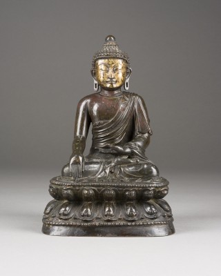 Auction 148<br>EINE SITZENDE FIGUR VON SHAKYAMUNI AUS BRONZE