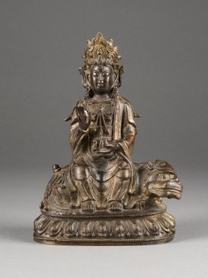 Bild EINE VERGOLDETE UND LACKIERTE BRONZEFIGUR VON GUANYIN AUF EINEM LÖWEN