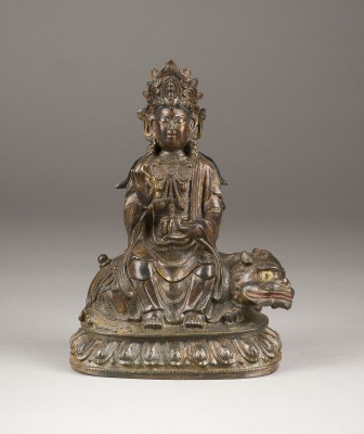 Auktion 148<br>EINE VERGOLDETE UND LACKIERTE BRONZEFIGUR VON GUANYIN AUF EINEM LÖWEN