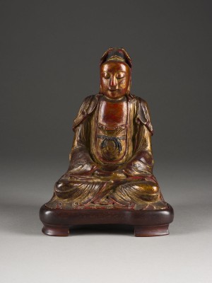 Bild EINE VERGOLDETE UND LACKIERTE FIGUR DER GUANYIN AUS HOLZ