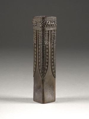 Picture EINE QUADRATISCHE VASE AUS BRONCE FÜR BLUMENARRANGEMENTS