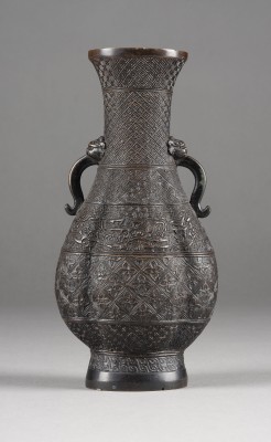 Auktion 148<br>EINE FEINE HU-FÖRMIGE VASE AUS BRONZE