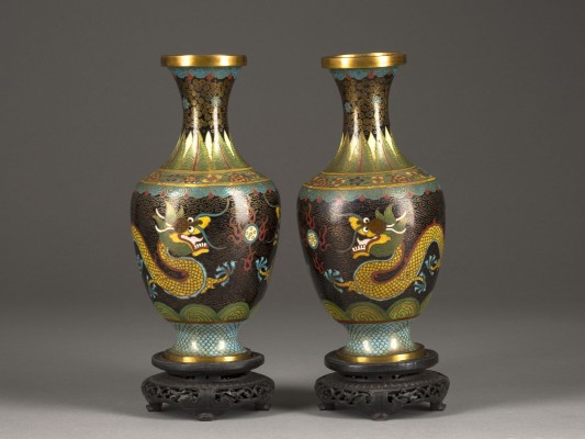 Picture EIN PAAR CLOISONNÉ-EMAILLE VASEN MIT DRACHEN