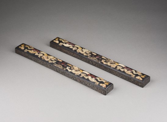 Auktion 148<br>EIN PAAR MIT SILBER UND HARTSTEIN EINGELEGTE 'DRACHEN'-ROLLGEWICHTE AUS HOLZ