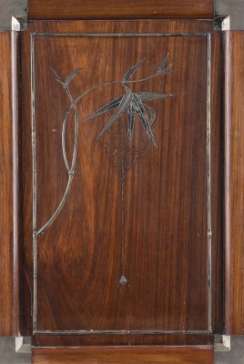 Bild EIN FEINES TABLETT AUS HOLZ MIT SILBEREINLAGE