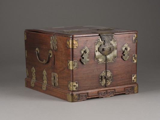 Auction 148<br>EIN SCHMINKKASTEN AUS HOLZ