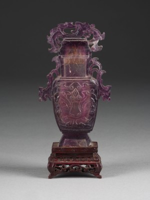 Bild EINE KLEINE VASE MIT DECKEL AUS AMETHYST
