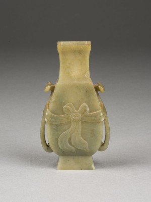 Auktion 148<br>EINE KLEINE BIRNENFÖRMIGE SELADON-VASE AUS JADE