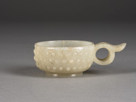 Bild EIN ARCHAISCHER BECHER MIT HENKEL AUS HELLER SELADON-JADE