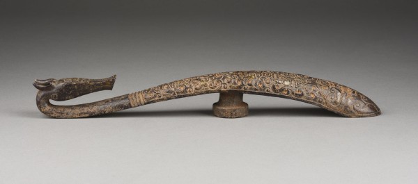 Bild EIN ARCHAISCHER GÜRTELHAKEN AUS ROSTROTER JADE