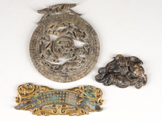 Picture DREI ARCHAISCHE ANHÄNGER AUS JADE MIT DARSTELLUNG VON MYTHISCHEM TIER