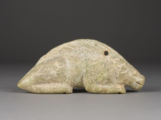 Bild EINE ARCHAISCHE JADESCHNITZEREI EINES WILDSCHWEINS