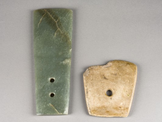 Bild EINE ARCHAISCHE AXTKLINGE (FU) AUS JADE UND EINE AXTKLINGE