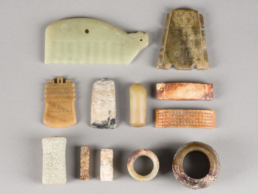 Picture ZWÖLF ARCHAISCHE SCHNITZEREIEN AUS JADE UND HARTSTEIN