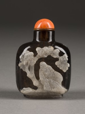 Picture EIN ZWEIFARBIGES SNUFFBOTTLE AUS BERGKRISTALL