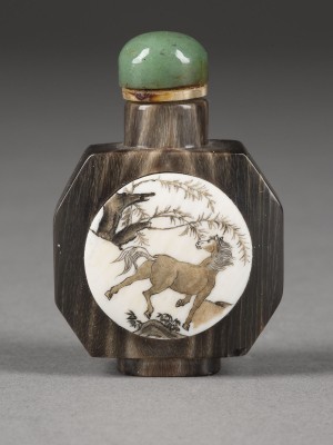 Picture EIN GESCHNITZTES SNUFFBOTTLE AUS HORN