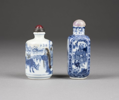 Picture ZWEI BLAU-WEISSE SNUFFBOTTLES MIT FIGURENDARSTELLUNGEN