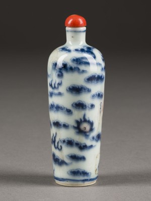 Bild EIN UNTERGLASURBLAUES UND KUPFERROTES SNUFFBOTTLE MIT DRACHENDARSTELLUNG
