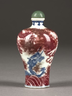Auction 148<br>EINE KUPFERROT VERZIERTE BLAUE UND WEISSE SNUFFBOTTLE MIT DRACHENDARSTELLUNG