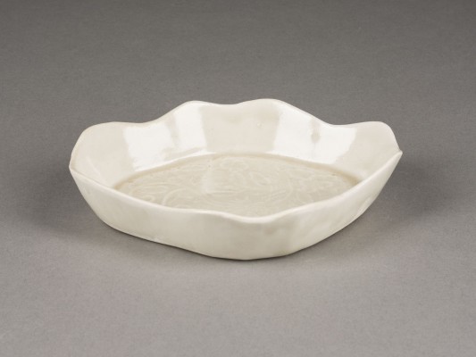 Picture EINE DINGYAO-TYP SCHALE MIT BLÜTENFÖRMIGEM RAND UND GEMODELTEM DEKOR