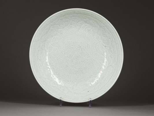 Picture EINE GROSSE YINGQING-GLASIERTE SCHALE MIT BLUMENDARSTELLUNG