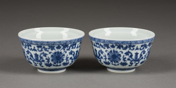 Auction 148<br>EIN PAAR BLAU-WEISSE SCHALEN MIT LOTUSDARSTELLUNG
