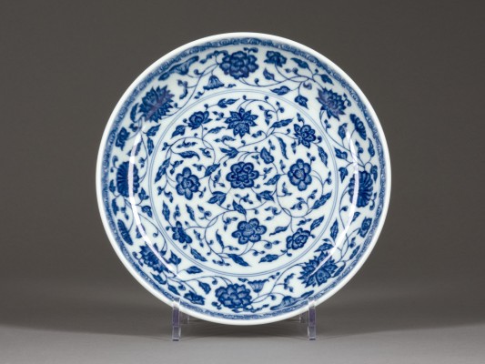 Auction 148<br>EIN BLAU-WEISSER TELLER MIT BLUMENDARSTELLUNG