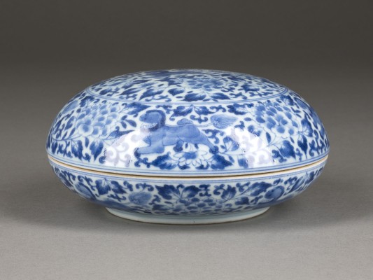 Picture EINE BLAU-WEISSE DECKELDOSE MIT DARSTELLUNG VON QILIN