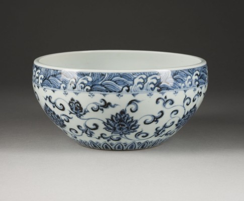 Picture EINE BLAU-WEISSE SCHALE MIT BLUMENDARSTELLUNG